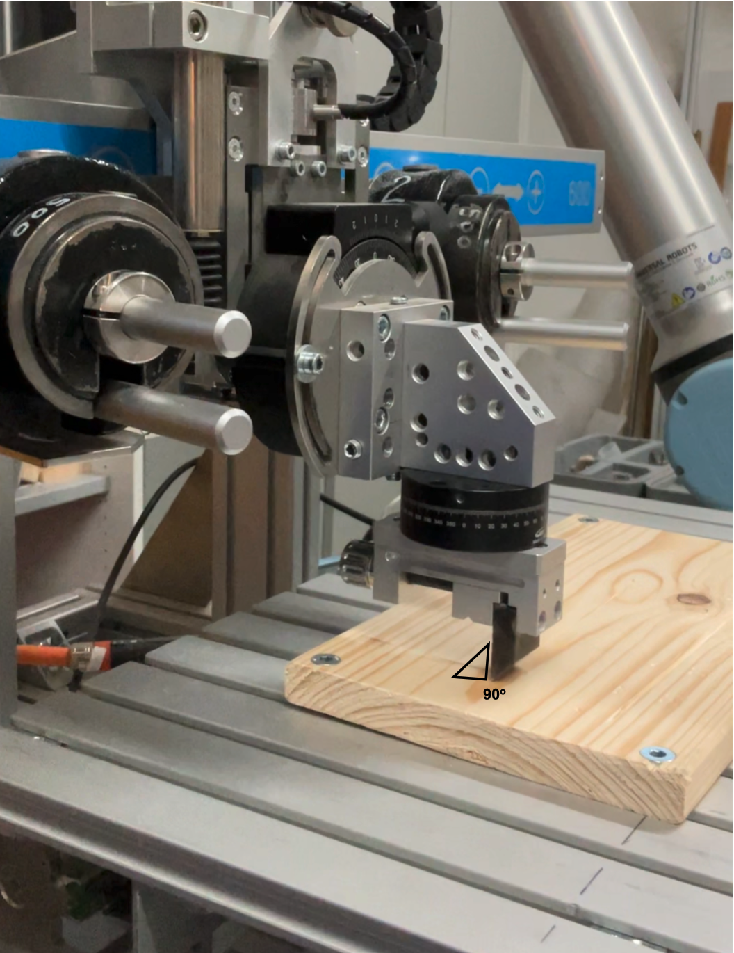 Tool sample FLT8-13 and wood plate OFA-WP1 fixed in the SMARTTESTER® as described above. Tool sample FLT8-13 and wood plate OFA-WP1 fixed in the SMARTTESTER® as described above.