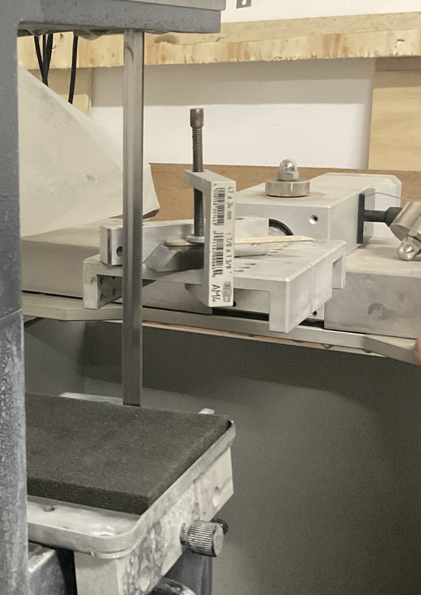 Chamfering the edge of tool sample FLT8-13. Chamfering the edge of tool sample FLT8-13.