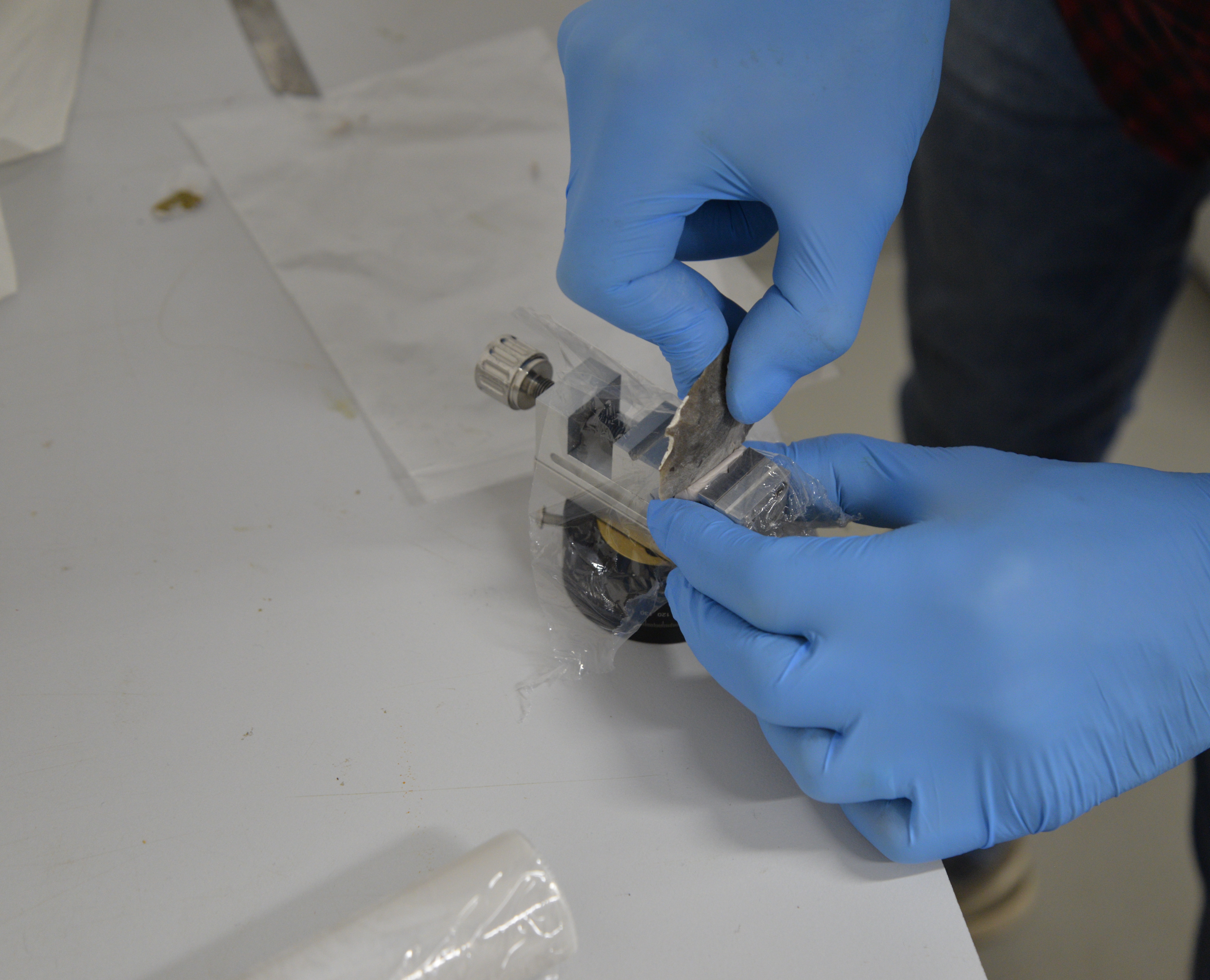 Fixing the sample clamp. Fixing the sample clamp.