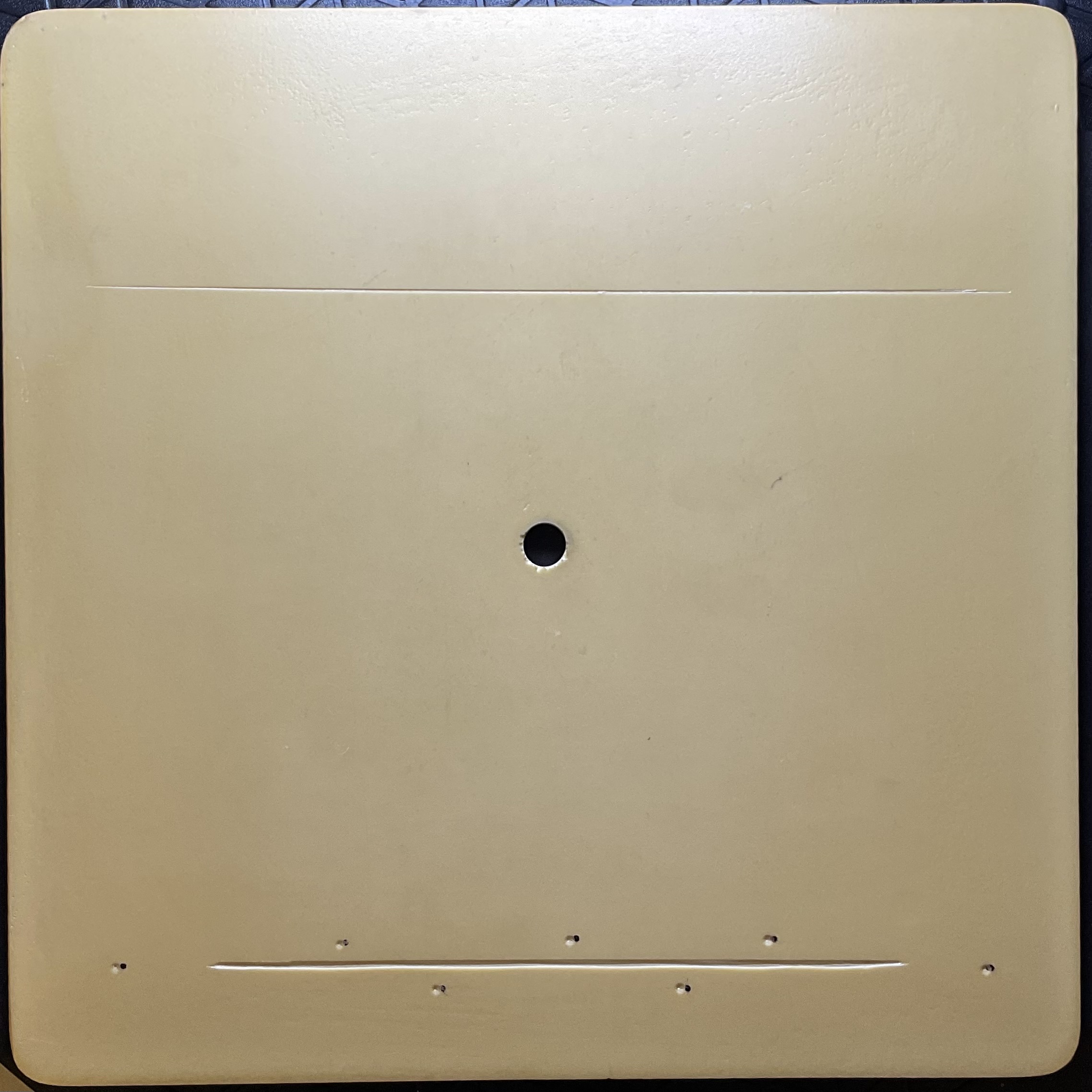 Synthetic bone plate (OFA-BP1) with the experimentally produced groove (lower) and center punch markings for knapped tool sample FLT13-1. Synthetic bone plate (OFA-BP1) with the experimentally produced groove (lower) and center punch markings for knapped tool sample FLT13-1.