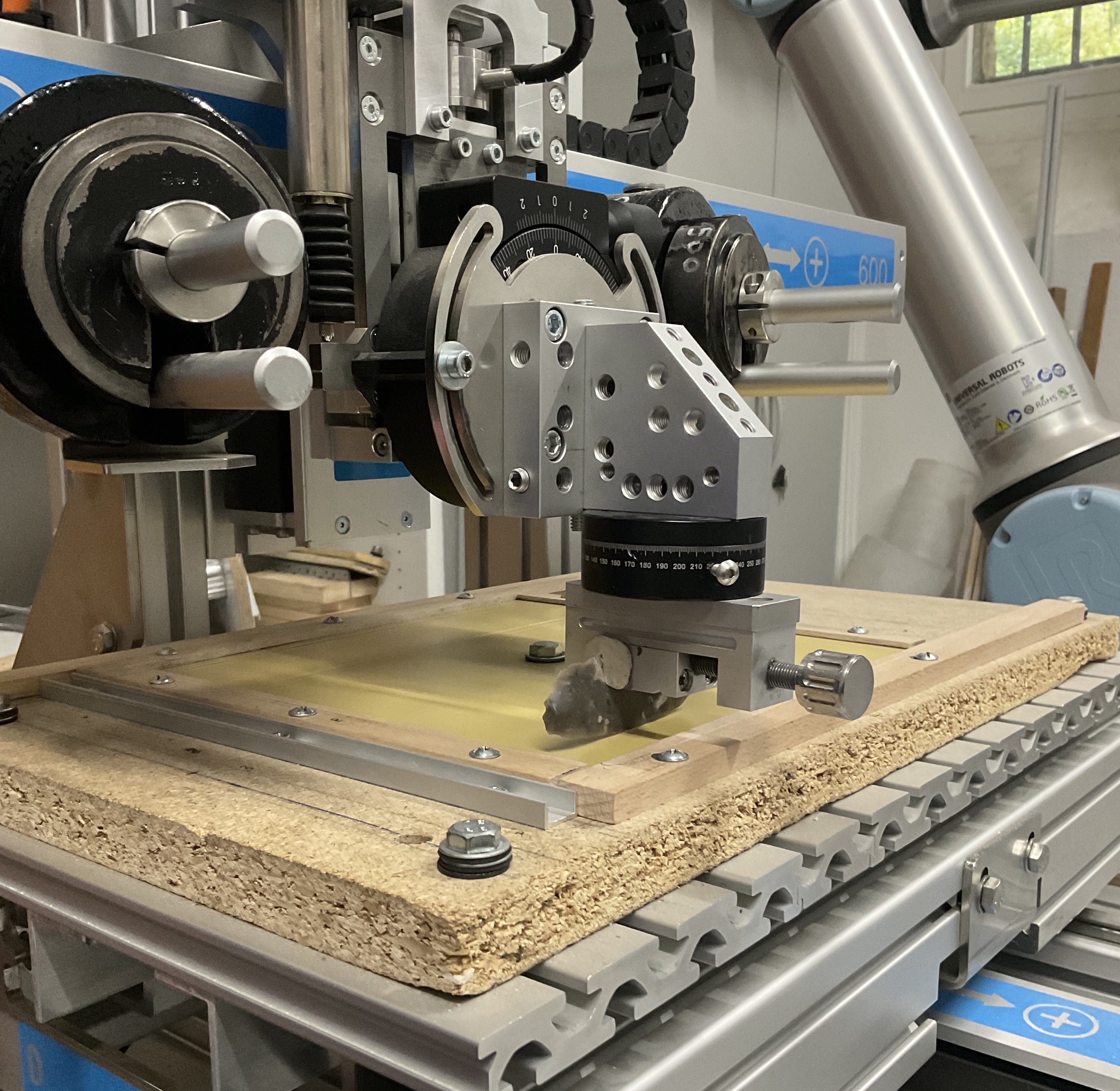 Tool sample FLT13-1 and bone plate OFA-BP1 fixed in the SMARTTESTER® as described above. Tool sample FLT13-1 and bone plate OFA-BP1 fixed in the SMARTTESTER® as described above.