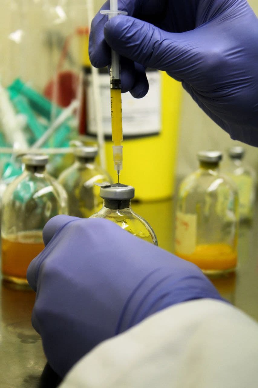 Injection of Vitamin Solution into sterile, pre-warmed serum bottles shortly before use. Picture copyright: Julia Vinzelj & Nico Peer Injection of Vitamin Solution into sterile, pre-warmed serum bottles shortly before use. Picture copyright: Julia Vinzelj & Nico Peer