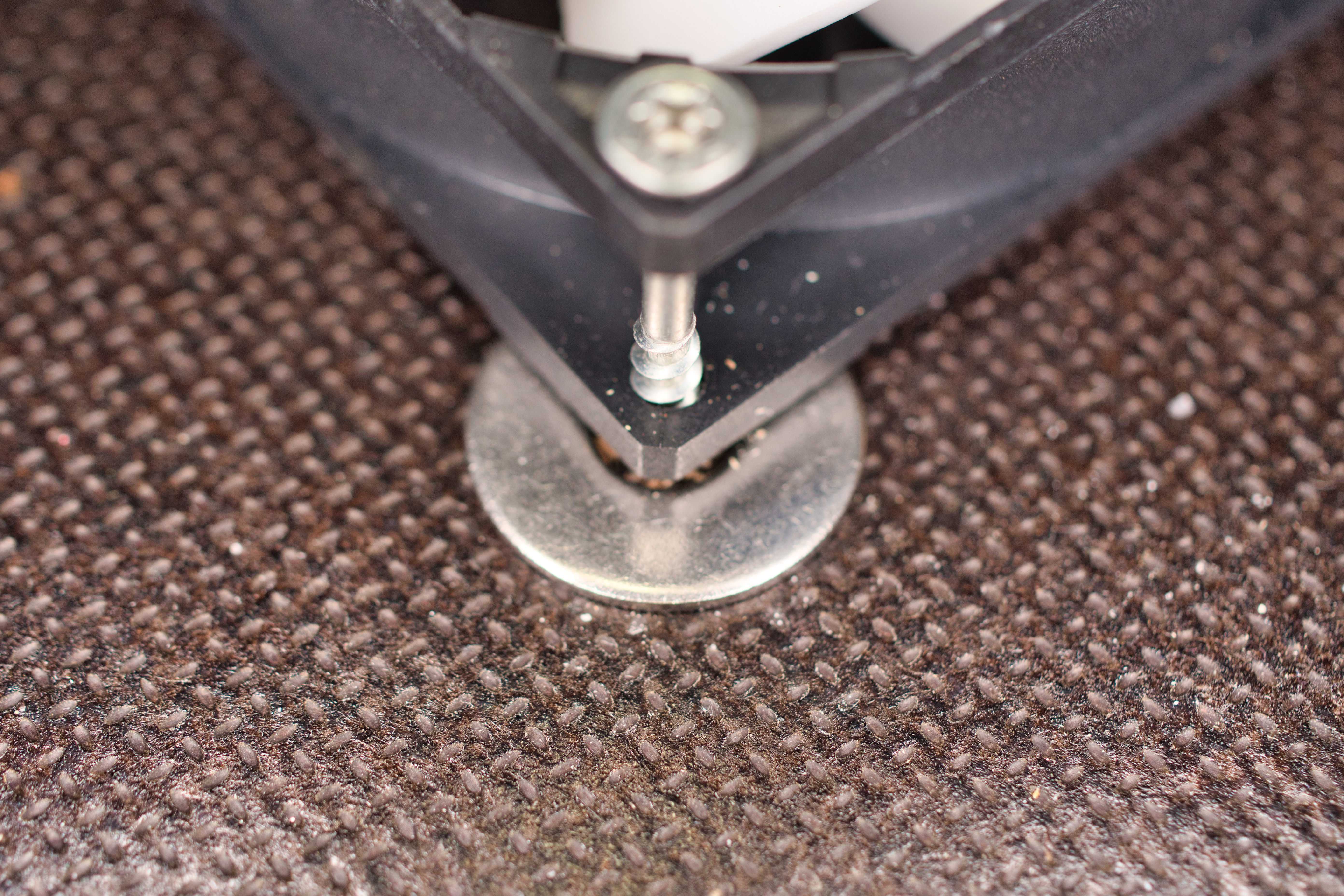 Figure 2: Metal washer under the edge of a fan. Figure 2: Metal washer under the edge of a fan.