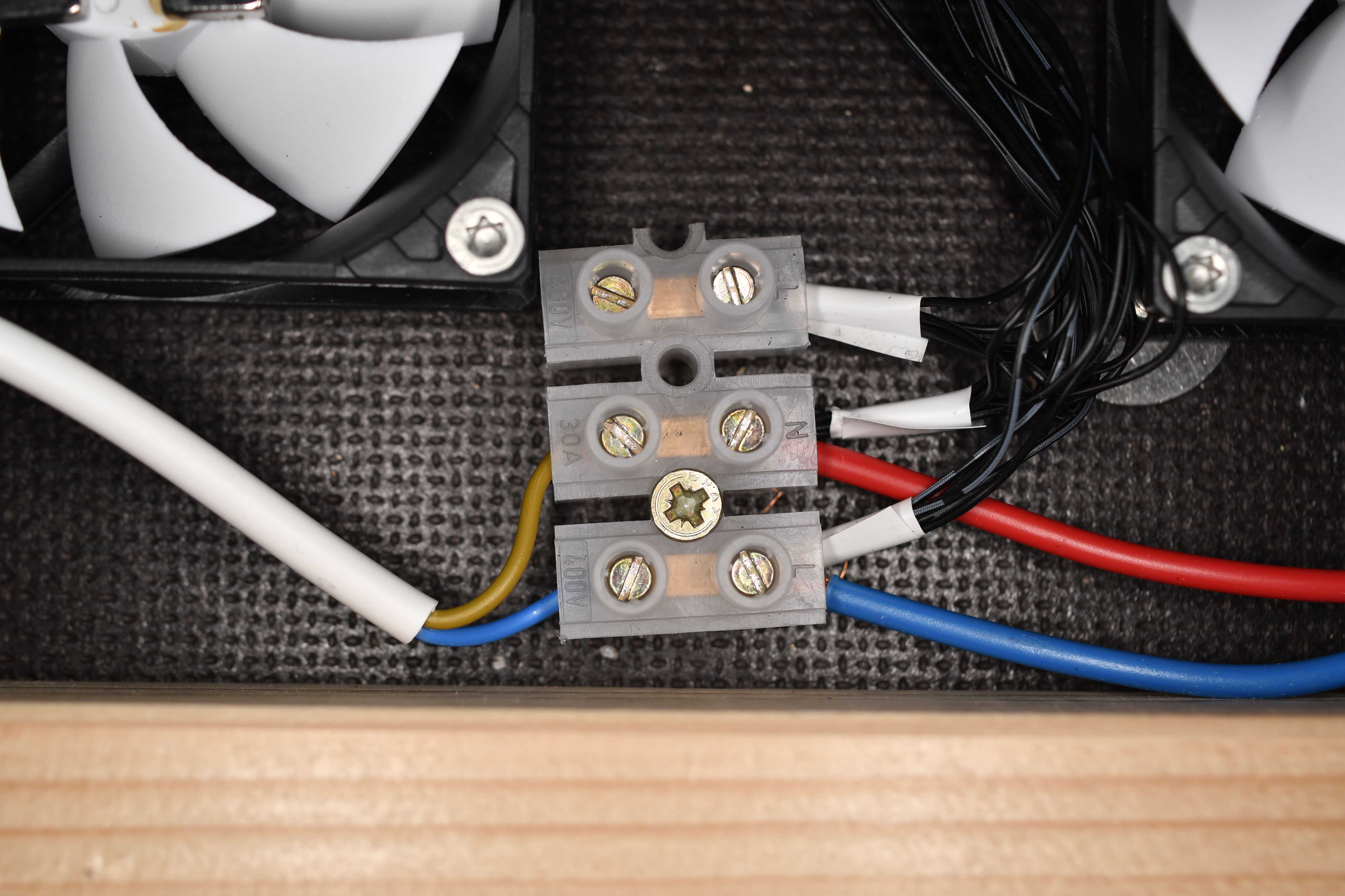 Figure 4: The terminal connects the pooled cables to the cable of the power supply unit. Figure 4: The terminal connects the pooled cables to the cable of the power supply unit.