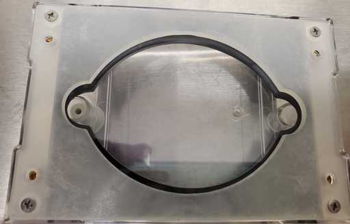 Fig. 9: EcoFAB 2.0 with screws fully tightened Fig. 9: EcoFAB 2.0 with screws fully tightened